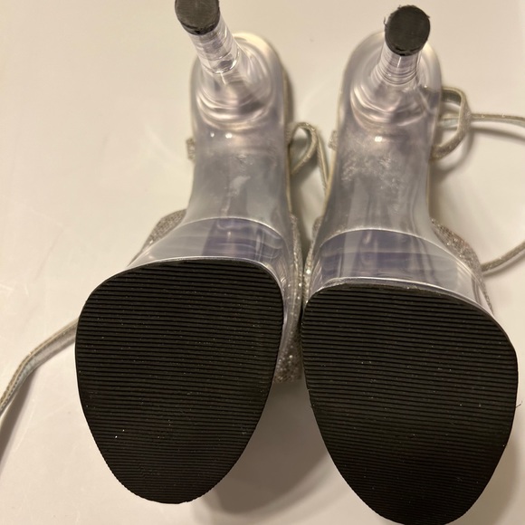 🌸 LOVERS LANE 🌸
SIGNATURE COLLECTION
SEXY- 7 INCH PUMP
SILVER GLITTER - Picture 3 of 10